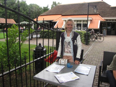 Amy staat bij De Heksenboom, waar de mensen tijdens de fietstocht even kunnen pauzeren 