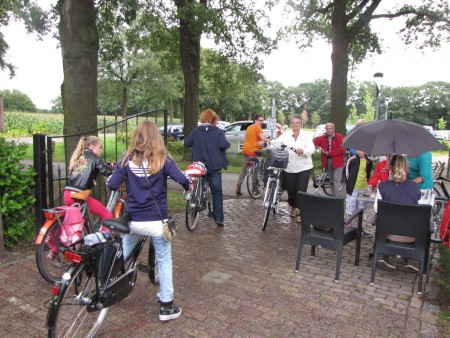 Terwijl er steeds maar mensen blijven komen, vertrekken de eersten weer